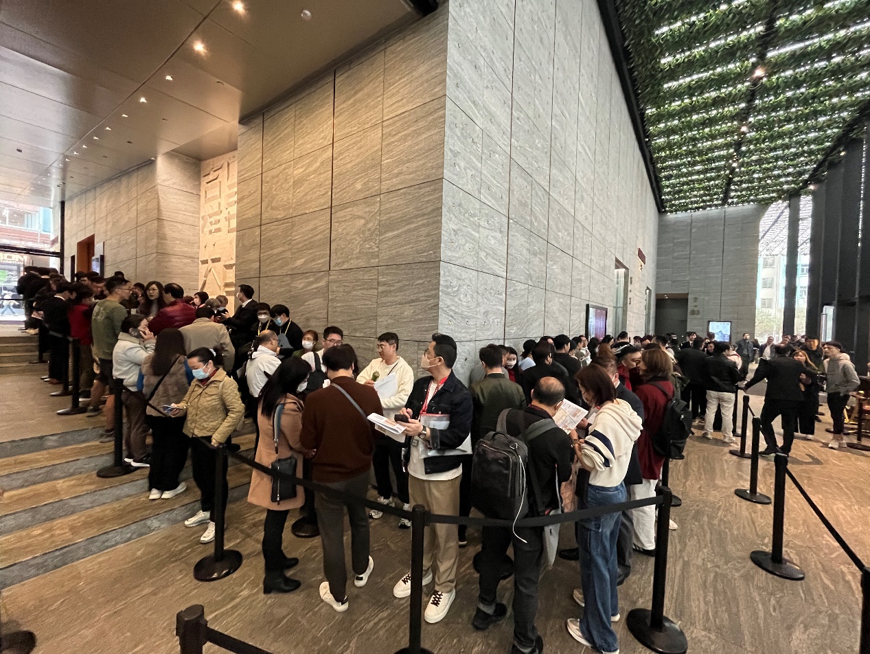 皇都项目认购现场排起长龙