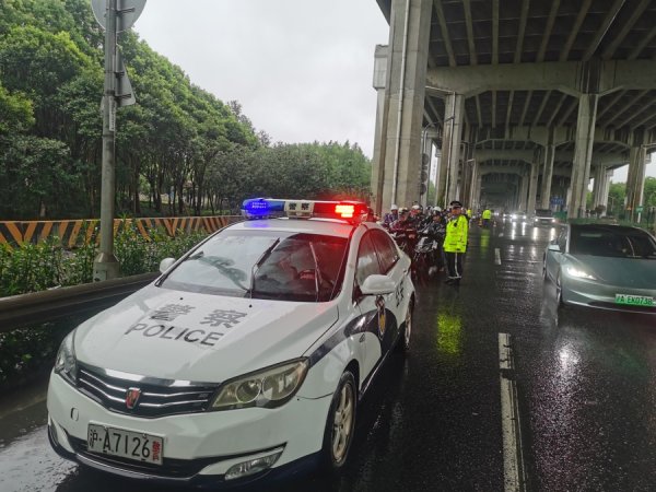 升富配资 视频直击：“竹节草”逼近，上海轮渡停航，警车开道护送骑行者上桥入隧通行